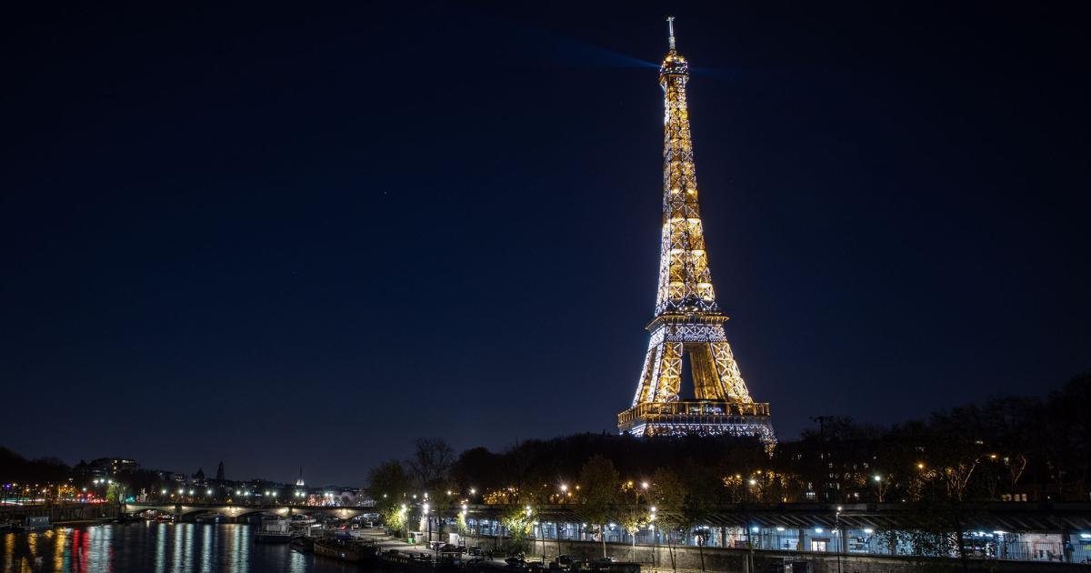 When Does the Eiffel Tower Sparkle